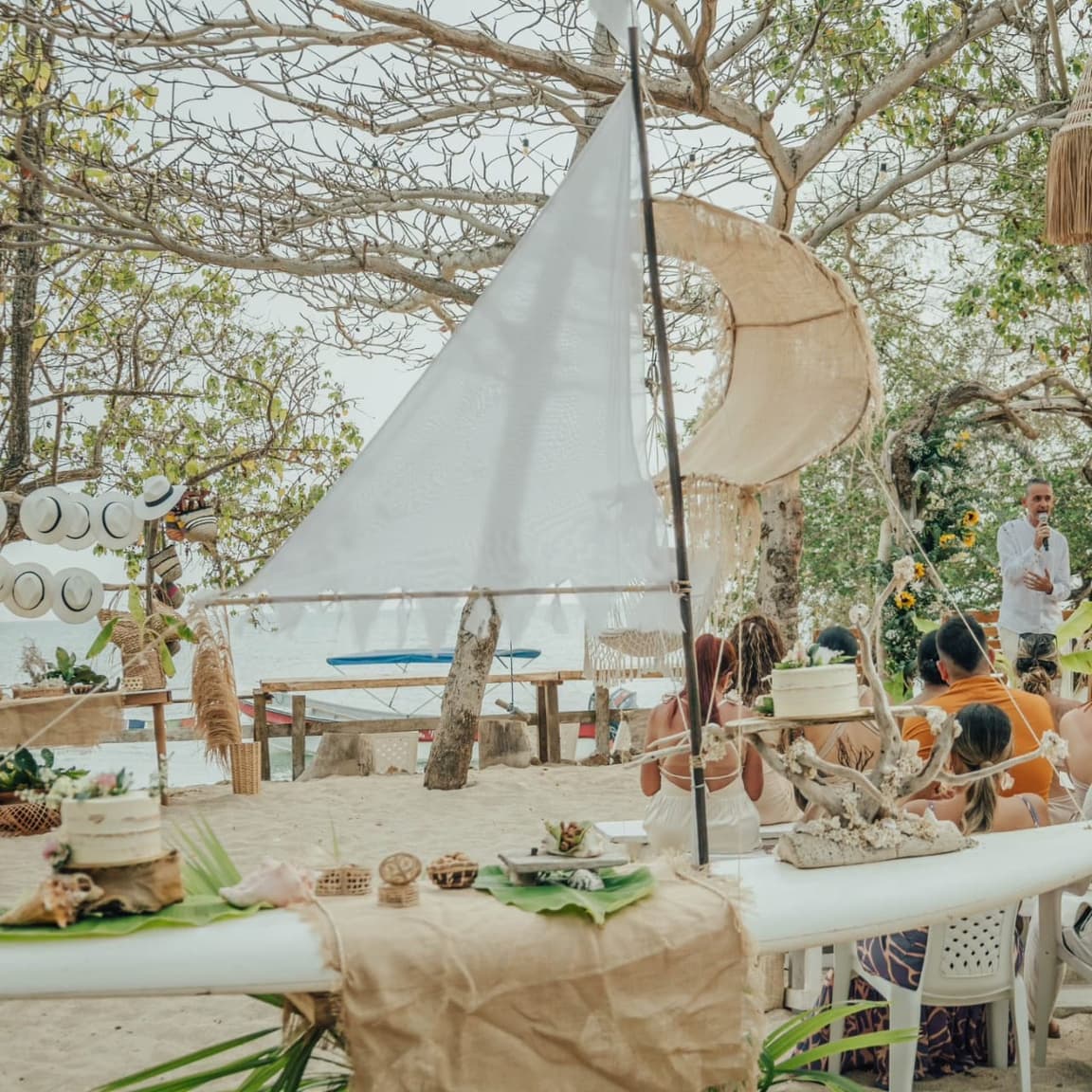 Boda en la isla bajo los árboles