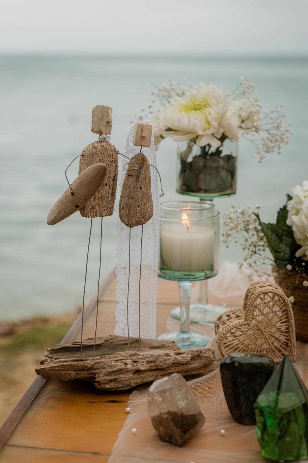 Figuras de pareja en madera flotante
