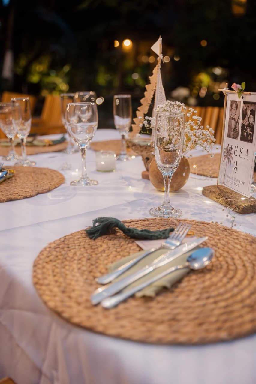 Detalle de mesa elegante en la noche